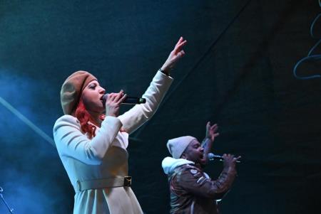 Temperamentna Tanja Žagar je razgrela kamniško publiko za najdaljšo noč v letu in silvestrovanje v centru Pravljičnega Kamnika (36)